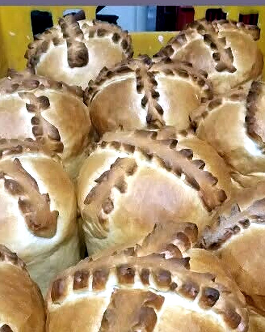 Colaci cu decorul ciupit de mână